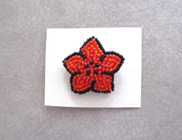小さな赤いお花のブローチ　ビーズ刺繍 3枚目の画像