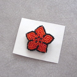 小さな赤いお花のブローチ　ビーズ刺繍 4枚目の画像