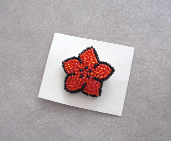 小さな赤いお花のブローチ　ビーズ刺繍 4枚目の画像