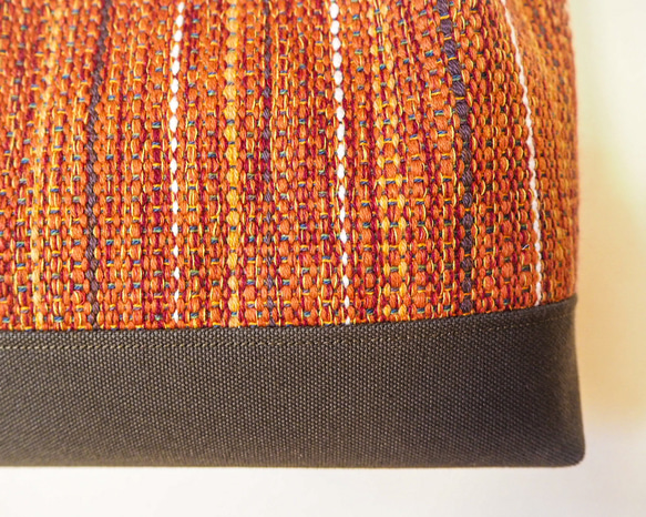 ミックスツイード調手織り布のふんわりトート（茜色） 4枚目の画像