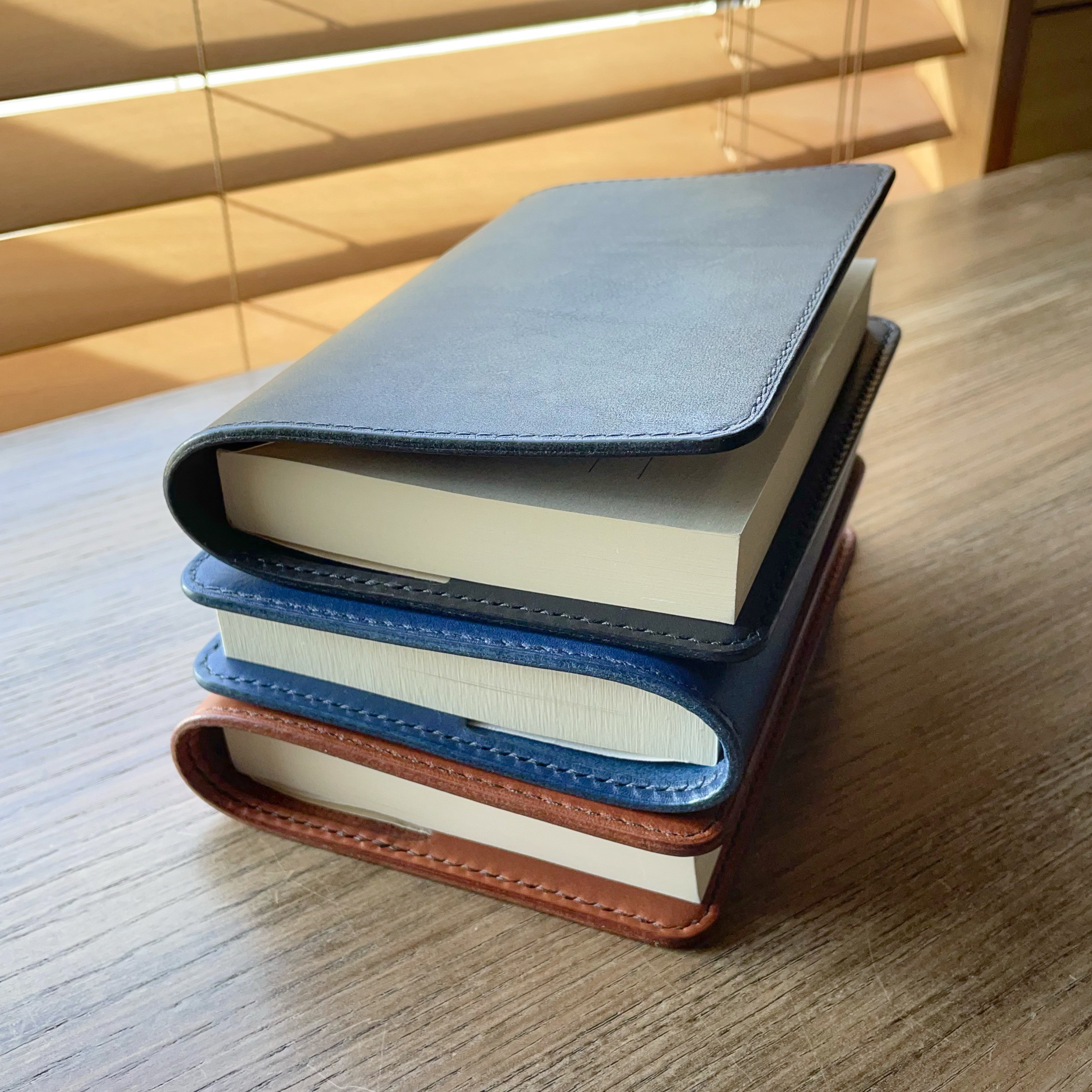 《文庫本サイズ》レザーブックカバー（リネア・ヴァスカ・リスシオ）