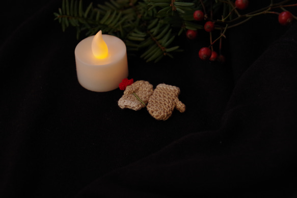 【December 13】クリスマスミトンのブローチ<ライトベージュ×ポインセチア> 9枚目の画像