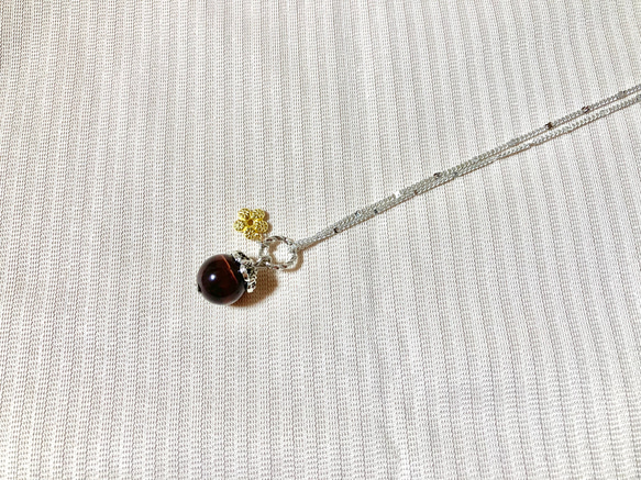 《高品質》レッドタイガーアイの一粒ネックレス　お花のチャーム付き 3枚目の画像