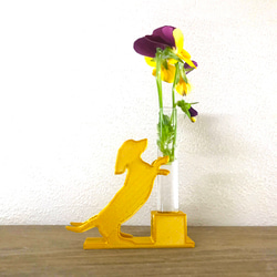 花とじゃれる犬（ダックスフンド）の一輪挿し（ゴールド）　ガラス瓶　リードディフューザーとしても 1枚目の画像