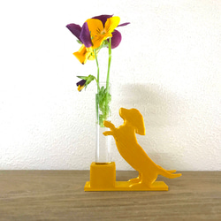 花とじゃれる犬（ダックスフンド）の一輪挿し（ゴールド）　ガラス瓶　リードディフューザーとしても 4枚目の画像