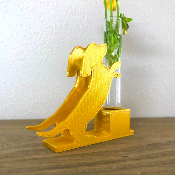 花とじゃれる犬（ダックスフンド）の一輪挿し（ゴールド）　ガラス瓶　リードディフューザーとしても 3枚目の画像
