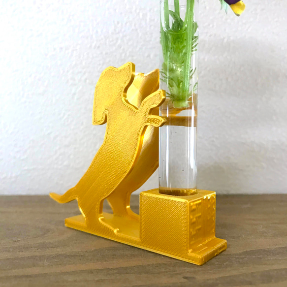 花とじゃれる犬（ダックスフンド）の一輪挿し（ゴールド）　ガラス瓶　リードディフューザーとしても 2枚目の画像