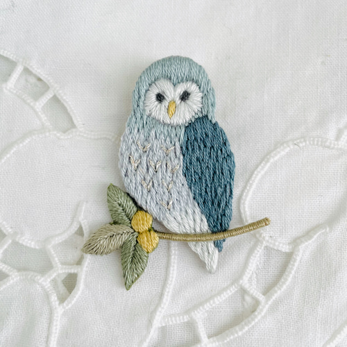 フクロウの刺繍ブローチ＊鳥 ブローチ capriccio 通販 16891313