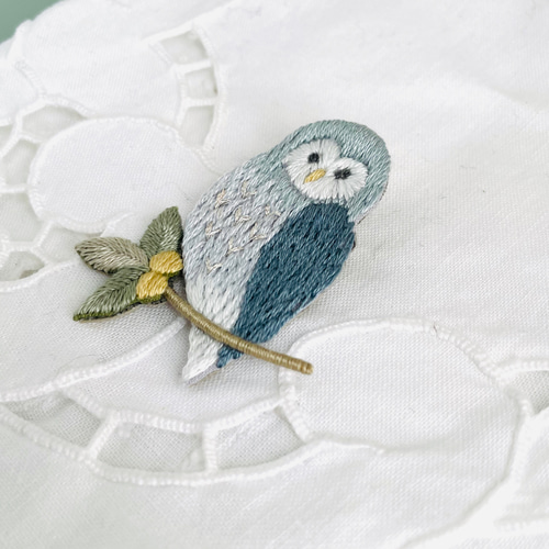 フクロウの刺繍ブローチ＊鳥 ブローチ capriccio 通販 16891313