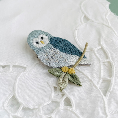 フクロウの刺繍ブローチ＊鳥 ブローチ capriccio 通販 16891313