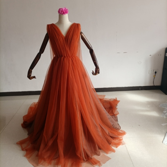 人気上昇！パーティードレス テラコッタ色 ソフトチュール Vネック  