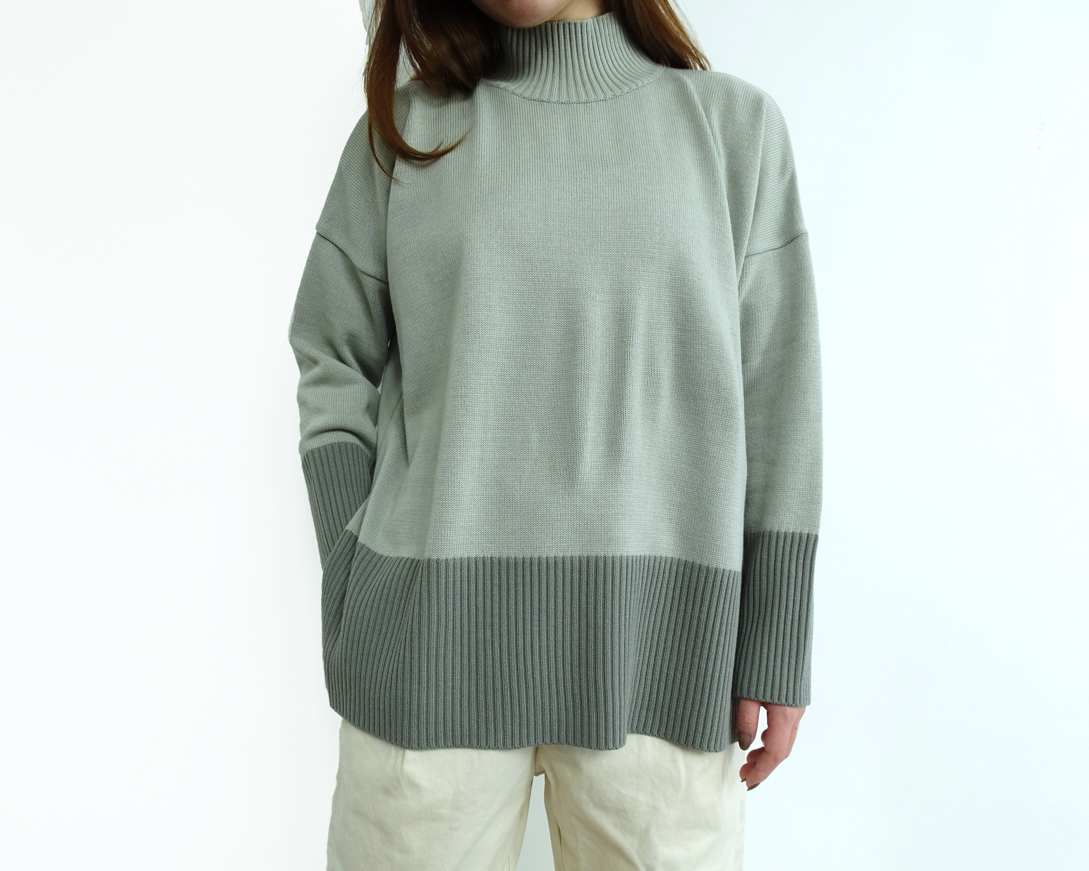 【ジャパンメイド】首元あったかハイネックニット<淡グレー×濃グレー>