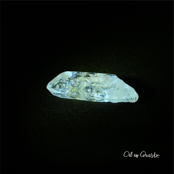 天然石オイルクォーツ(パキスタン産)約2.6g約28mm水晶原石穴なし蛍光鉱物[poq-231123-01] 1枚目の画像