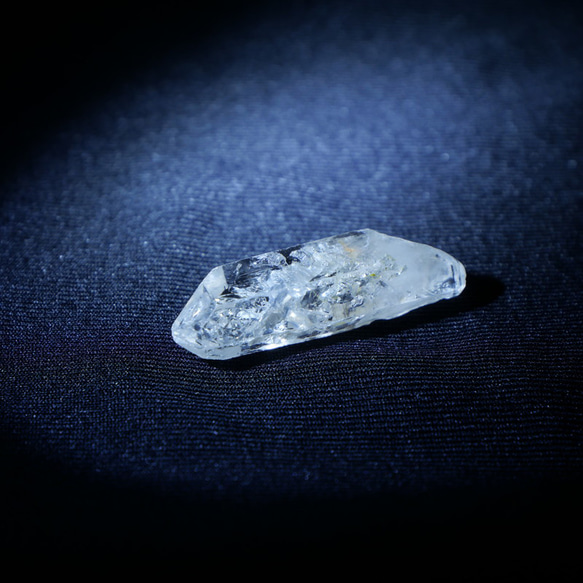 天然石オイルクォーツ(パキスタン産)約2.6g約28mm水晶原石穴なし蛍光鉱物[poq-231123-01] 4枚目の画像