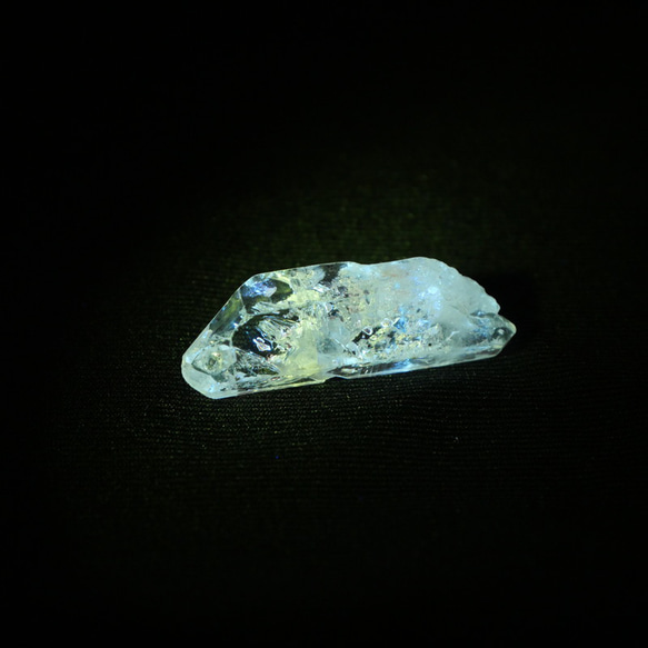 天然石オイルクォーツ(パキスタン産)約2.6g約28mm水晶原石穴なし蛍光鉱物[poq-231123-01] 12枚目の画像