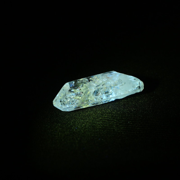 天然石オイルクォーツ(パキスタン産)約2.6g約28mm水晶原石穴なし蛍光鉱物[poq-231123-01] 6枚目の画像