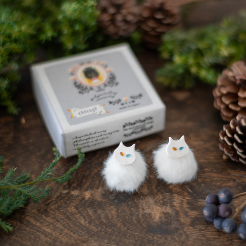 クリスマスギフト】 瞳が選べる sサイズ猫とpompomのピアス