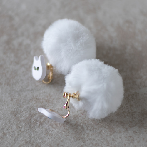 クリスマスギフト】 瞳が選べる sサイズ猫とpompomのピアス