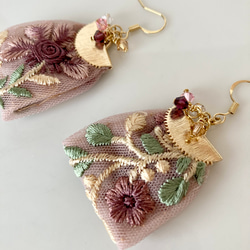 リボン刺繍タッセルピアス 4枚目の画像