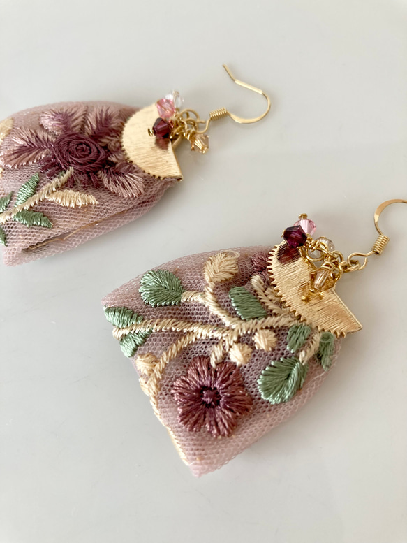 リボン刺繍タッセルピアス 4枚目の画像