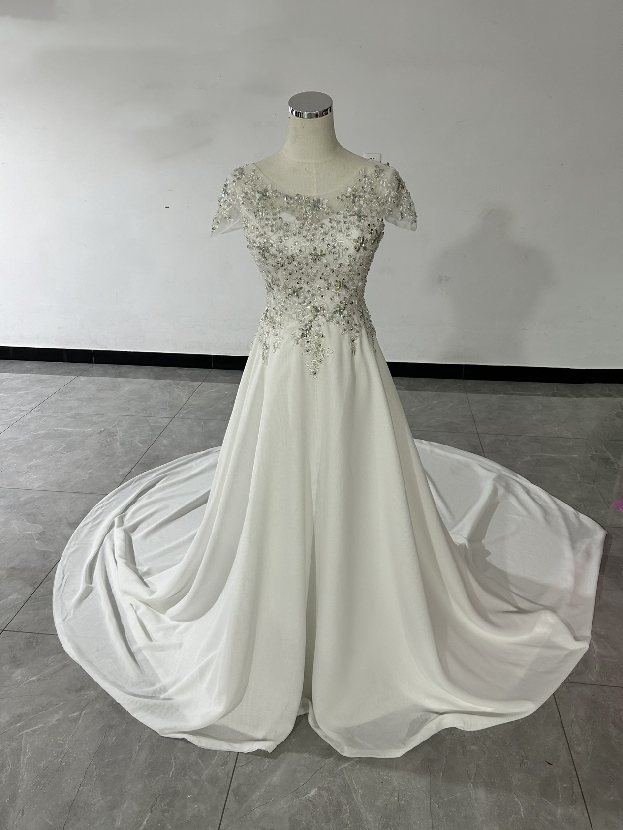 送料無料！美品！華やか パーティードレス ホワイト ハンドビーディング トレーン 編み上げ 細見えシル/前撮り/結婚式/