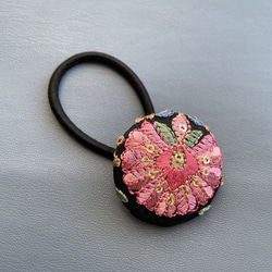 【インド刺繍ヘアゴム】くるみボタン ピンク スパンコール Mサイズ 1枚目の画像