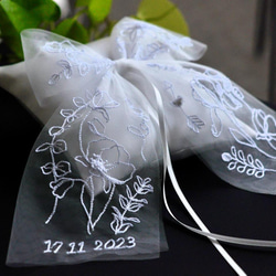 【ホワイトガーデン】イニシャル♡日付　刺繡のリングピロー　オーダー商品 2枚目の画像