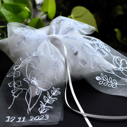【ホワイトガーデン】イニシャル♡日付　刺繡のリングピロー　オーダー商品 1枚目の画像
