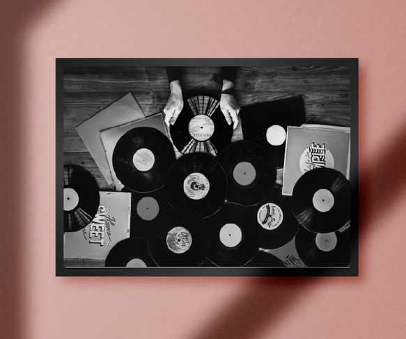 【A4額付き】レコード モノクロ ミュージック オーディオ 昭和 音楽 アメリカンレトロ ポップアート 雑貨 ポスター 1枚目の画像