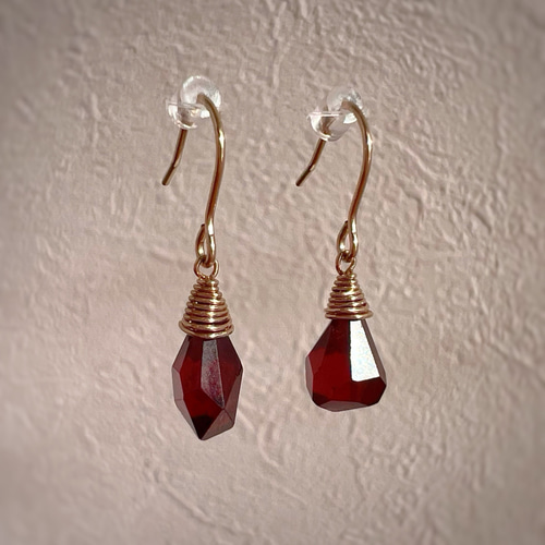 14kgfブラックMOPダリアカービングピアス/イヤリング 14kgfブラックMOPダリアカービングピアス/イヤリング - メルカリ