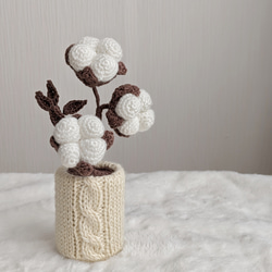 かぎ針編みで作ったコットンフラワーの鉢植え＊フラワーベース 1枚目の画像