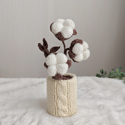 かぎ針編みで作ったコットンフラワーの鉢植え＊フラワーベース 2枚目の画像