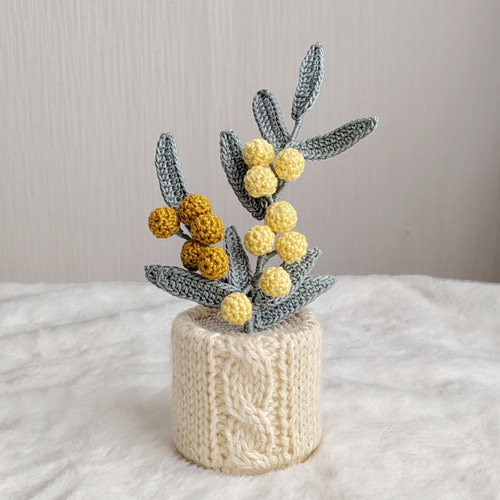 かぎ針編みで作ったミモザの鉢植え＊フラワーベース 鉢植え あみぐるみ