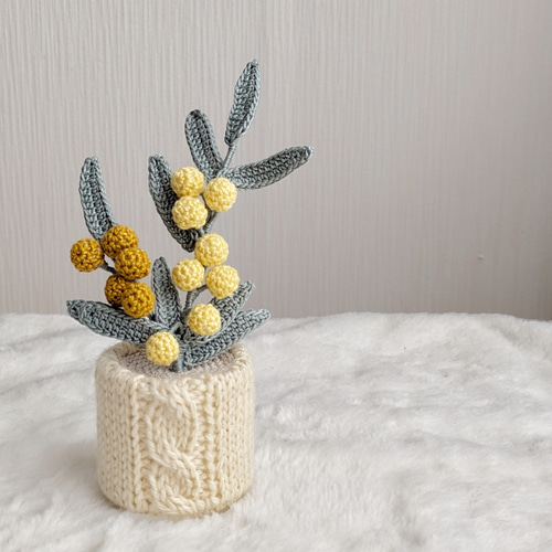 かぎ針編みで作ったミモザの鉢植え＊フラワーベース 鉢植え あみぐるみ