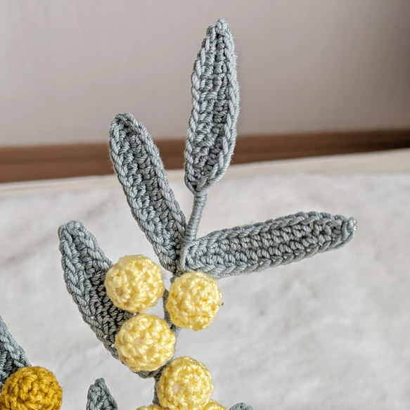 かぎ針編みで作ったミモザの鉢植え＊フラワーベース　鉢植え　あみぐるみ　花瓶  ナチュラル インテリア  編み花 かぎ針編 4枚目の画像