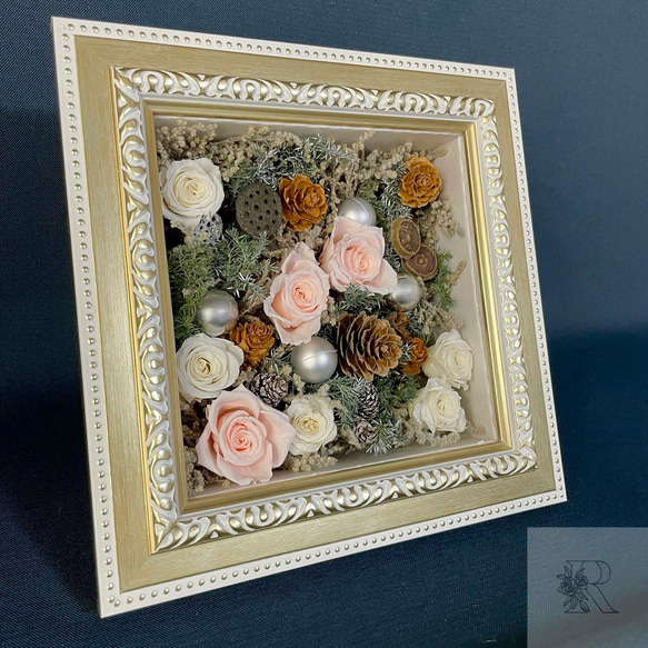 ホワイトの花やオーナメントのボックスフラワー　プリザーブドフラワー　壁掛け可能　紙ボックス　 2枚目の画像