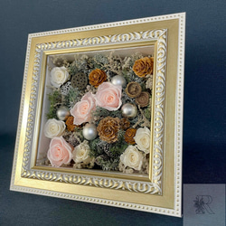 ホワイトの花やオーナメントのボックスフラワー　プリザーブドフラワー　壁掛け可能　紙ボックス　 3枚目の画像