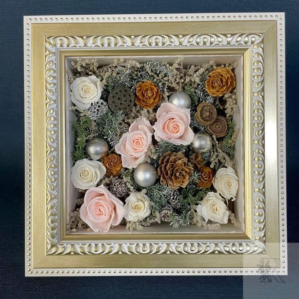 ホワイトの花やオーナメントのボックスフラワー　プリザーブドフラワー　壁掛け可能　紙ボックス　 1枚目の画像