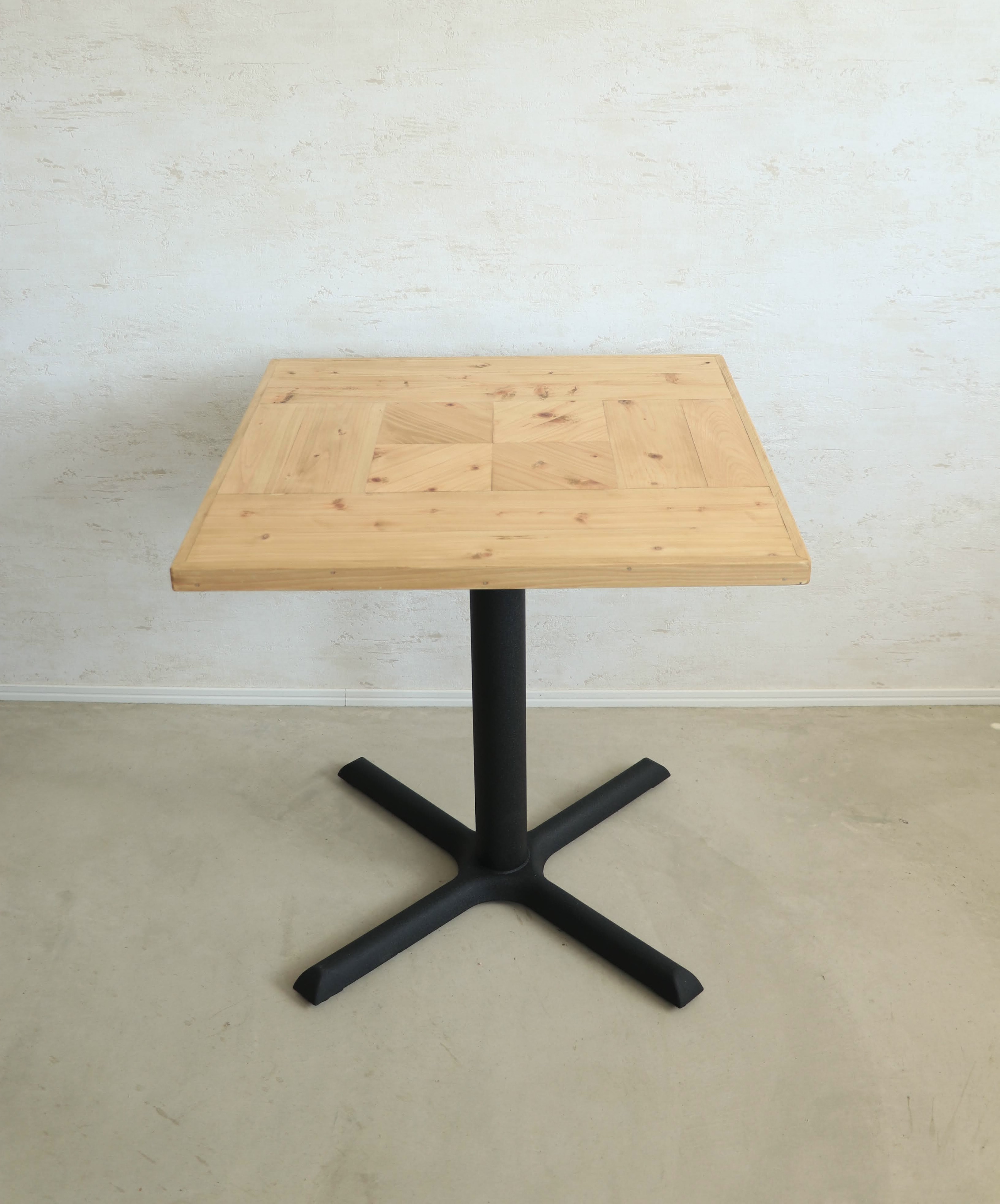 ジオメトリックデザイン　W700×D700  ダイニングテーブル　カフェテーブル　アイアン脚