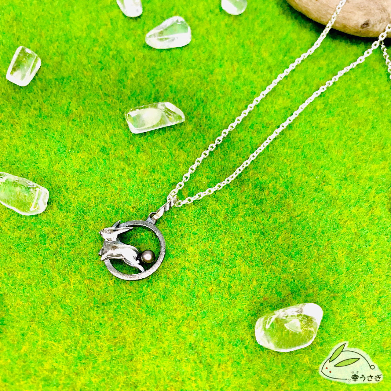 輪くぐり跳ね兎_ペンダント(くぐり輪マット加工バージョン 燻し仕上げ／sv925・淡水パール)