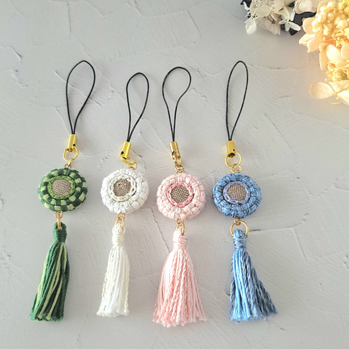 チェック柄刺しゅうのタッセルストラップ ＊ 抹茶 ＊ 雪色 ＊ 青空色  