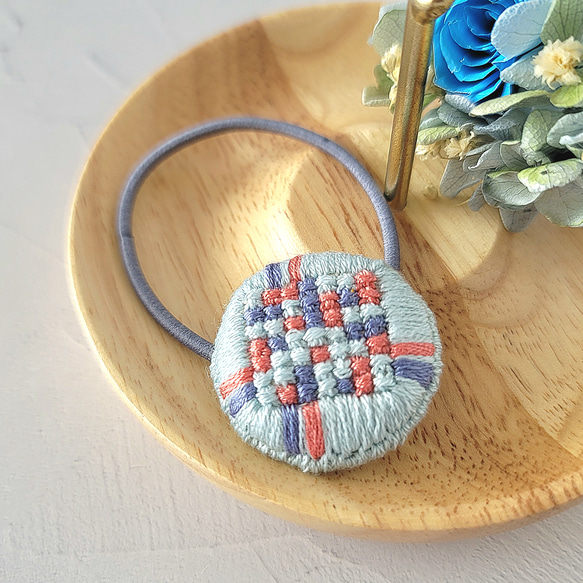 チェック柄刺繍のくるみボタンヘアゴム　＊　青空ブルー　＊　マリンカラー　＊ 8枚目の画像