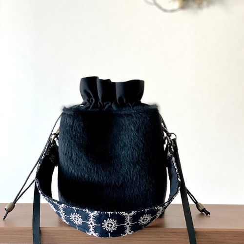 anemone持ち手付》アルパカファー黒 ネリオバッグ あおり巾着バッグ 