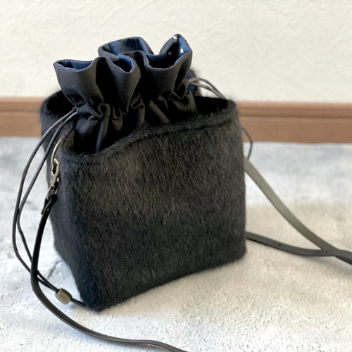 anemone持ち手付》アルパカファー黒 ネリオバッグ あおり巾着バッグ 