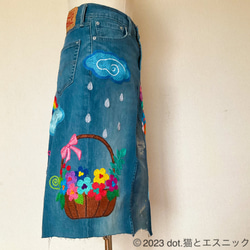 【over the rainbow】デニム リメイク 刺繍 スカート いきもの画家POPPO×dot. 4枚目の画像