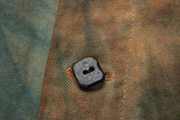 藍と柿渋の重ね染め タイダイシャツ【オリジナル鉄ボタン】 15枚目の画像