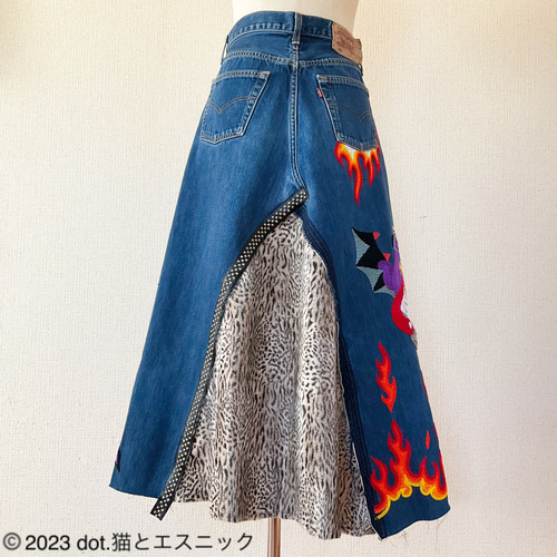 Through the Fire and Flames】デニム リメイク 刺繍 スカート
