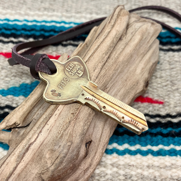 アメリカ　ヴィンテージキー　鍵　真鍮　ブラス製　ネックレス　ペンダント　ココペリ　スタンプ#インディアンジュエリー 2枚目の画像