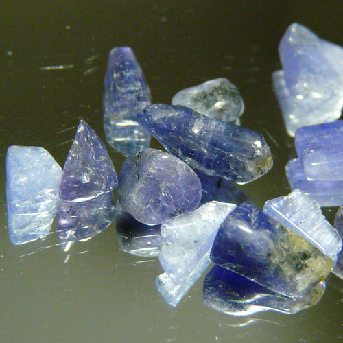 タンザニア メレラニ産 タンザナイト（バイカラーゾイサイト）の原石