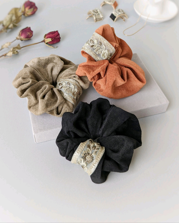 本革♡スエード 大人のためのシュシュ インド刺繍リボン〜グリーン